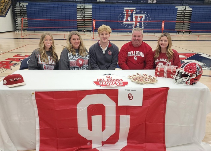 Tyler Ruxer signs with Oklahoma University